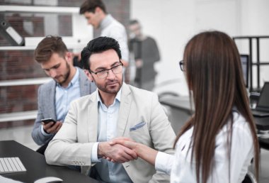 karşılıklı iş adamları çalışmak bir resepsiyon