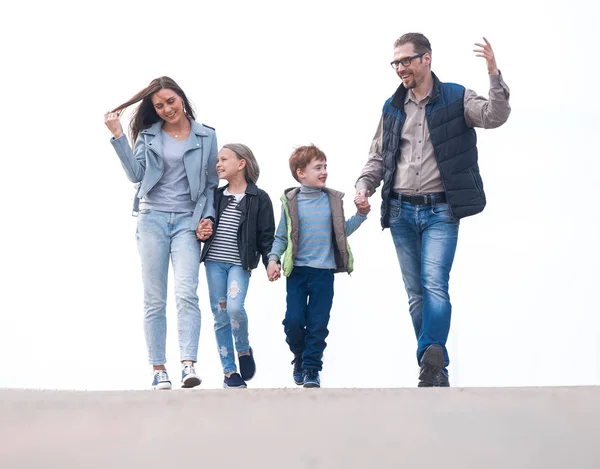 Lycklig familj ut på en promenad. — Stockfoto
