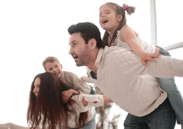 Padres felices divertirse con sus hijos en la sala de estar —  Fotos de Stock