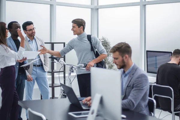 Business-Team gibt einander High Five — Stockfoto