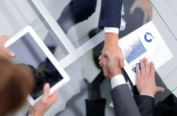 Close-up. belegger en zakenman die zijn handen schudden — Stockfoto