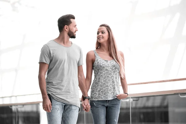 Moderna pareja amorosa caminando juntos — Foto de Stock