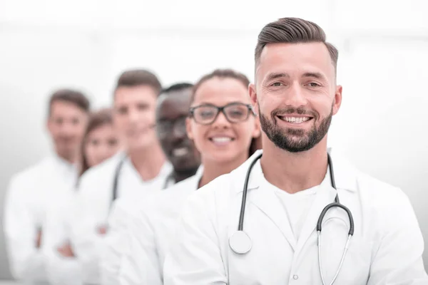 Team di medici professionisti sorridenti in piedi insieme — Foto Stock