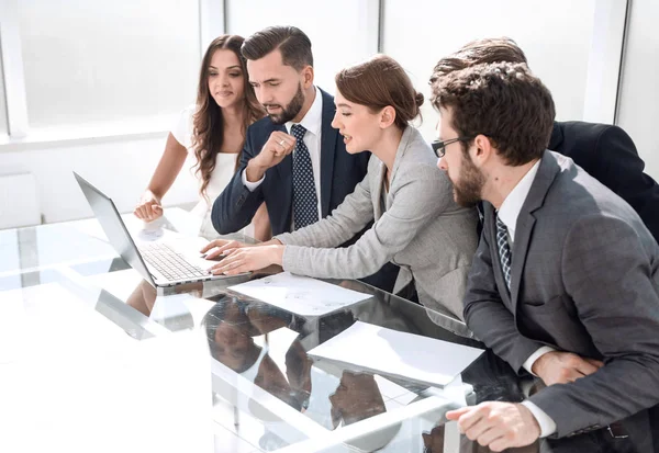 Equipe de negócios sentada na mesa na sala de reuniões — Fotografia de Stock