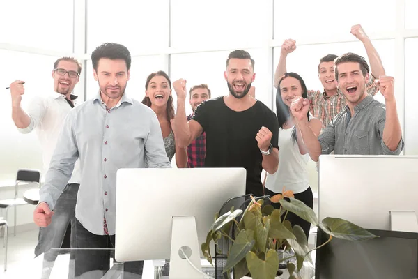 Happy business team stående i moderna kontor — Stockfoto