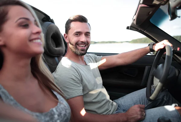 Cerrar up.the pareja sentada en un coche descapotable . — Foto de Stock