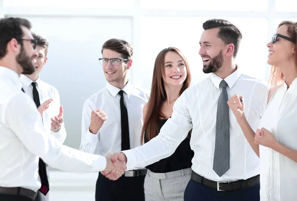 Boldog üzleti csapat keres egy kézfogás, üzleti partnerek — Stock Fotó