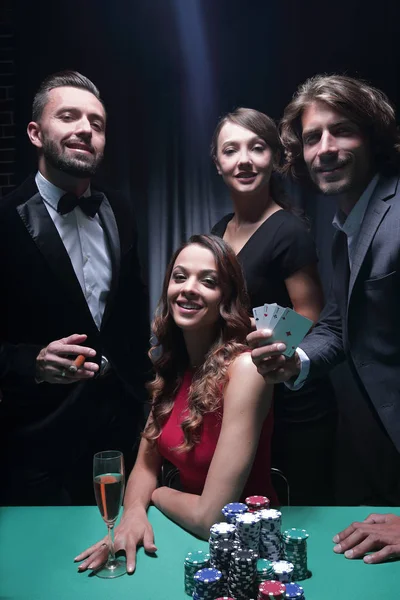 Amigos de clase alta jugando en un casino. — Foto de Stock