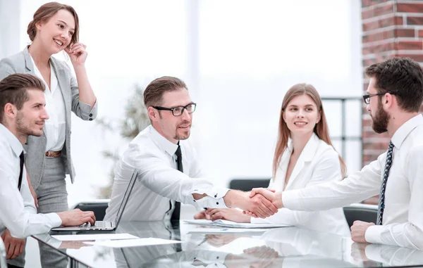 Handshake affärspartners i slutet av förhandlingarna — Stockfoto