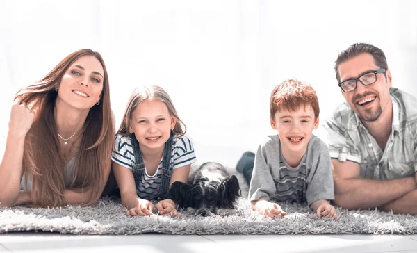 Porträtt av en lycklig modern familj — Stockfoto