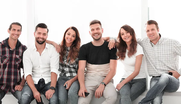 Jeunes employés assis sur le rebord de la fenêtre . — Photo