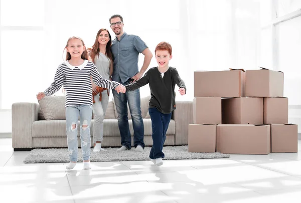 Família alegre em um novo apartamento espaçoso — Fotografia de Stock