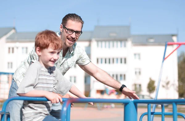 Lycklig far och Lille son på lekplatsen — Stockfoto