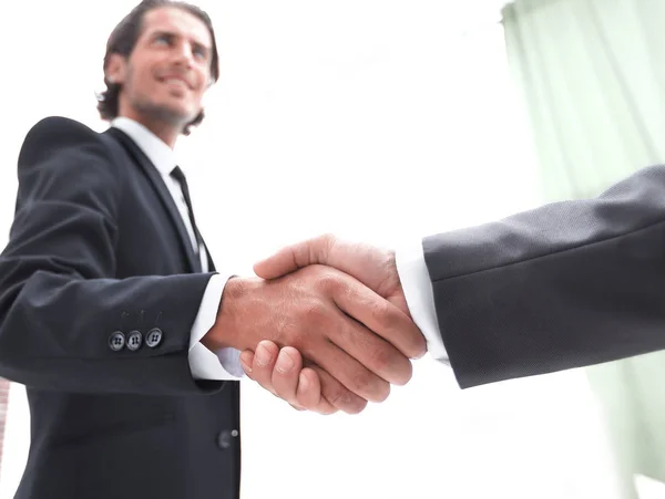 Бизнес-группа встречает партнера рукопожатием — стоковое фото