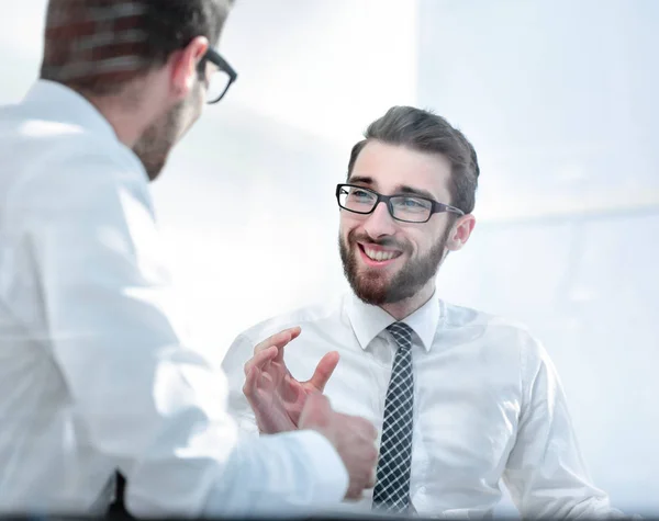 Cerrar. Dos empleados discutiendo un nuevo plan de negocios —  Fotos de Stock