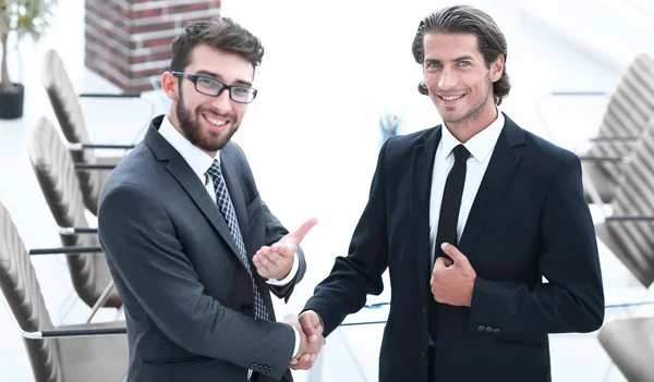 Handshake affärspartners till konferensrummet — Stockfoto