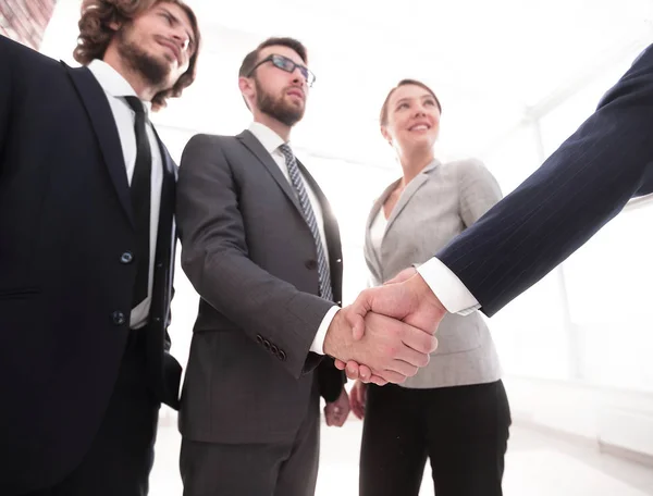 Bedrijfsleider schudden van handen met de investeerder — Stockfoto