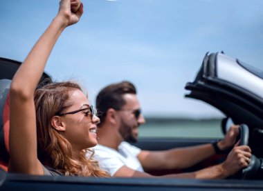 up.a genç kadın sevgilisi bir Cabrio araba ile kapatmak