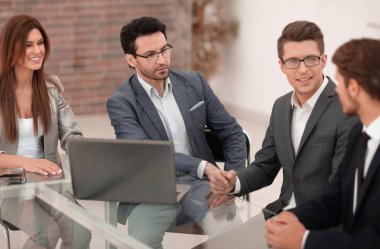 İş ekibi iş toplantısı yapıyor.