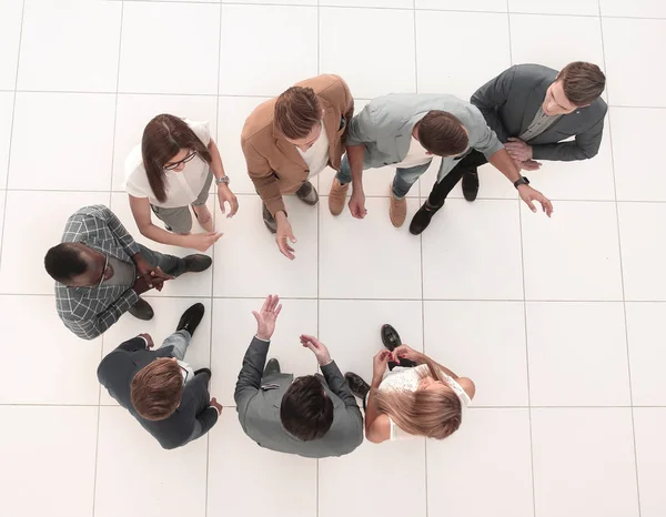 Top view.a ομάδα εργαζομένων που στέκεται στο λόμπι του γραφείου — Φωτογραφία Αρχείου
