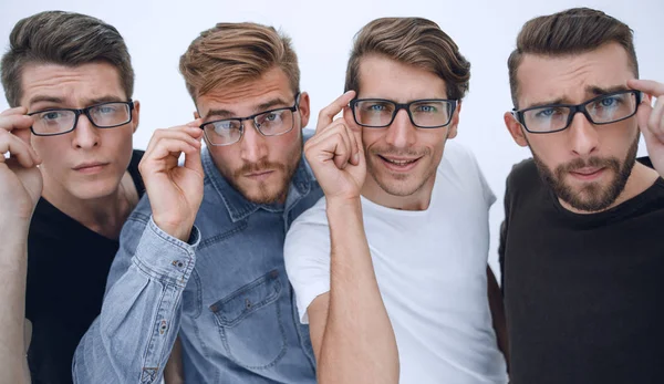 Primer plano de cuatro colegas felices trabajando en gafas — Foto de Stock