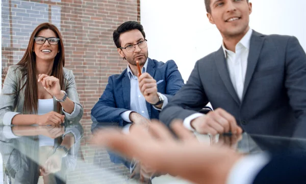 Team di lavoro seduto alla scrivania dell'ufficio — Foto Stock