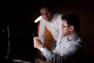 Belgelerle çalışan işadamı karanlık ofis