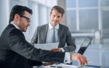 finansal veriler tartışırken çalışanlar