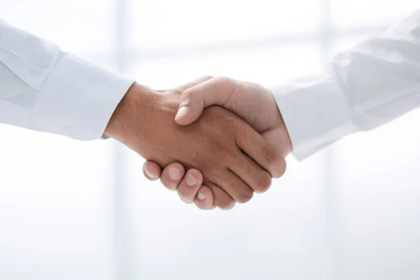 Cerrar up.handshake de la gente de negocios en un fondo claro — Foto de Stock