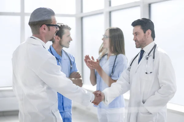 Colleghi stretta di mano nel corridoio dell'ospedale — Foto Stock