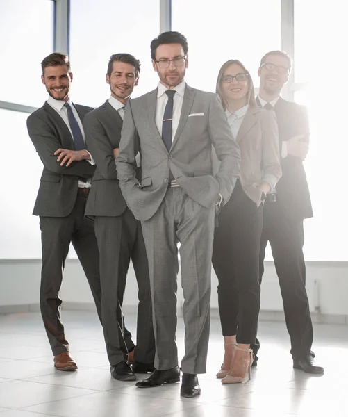 Em pleno crescimento, grupo feliz de empresários — Fotografia de Stock