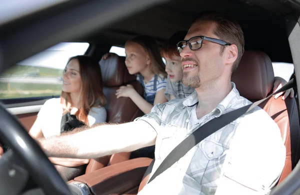 Side view.happy familj rider i bilen. — Stockfoto