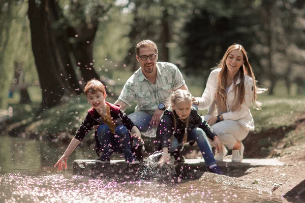 Gelukkig gezin hebben plezier op het meer. — Stockfoto