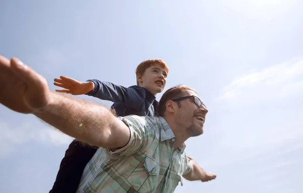 Far och son umgås. — Stockfoto