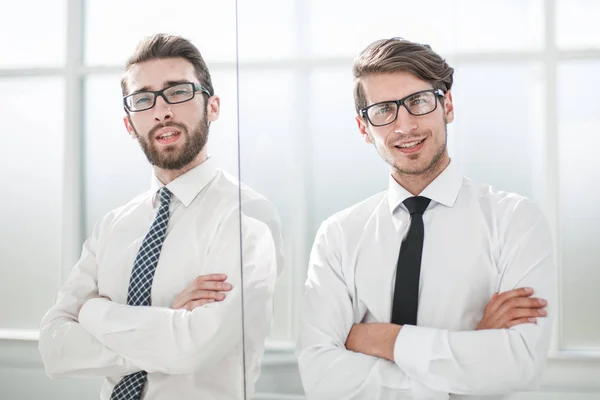 Dos empresarios serios de pie en la oficina — Foto de Stock