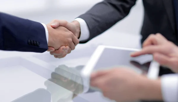 Close up.handshake de parceiros de negócios modernos — Fotografia de Stock