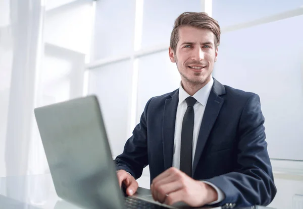 Jistý podnikatel sedí v kanceláři Desk. — Stock fotografie