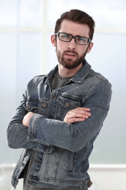 denim ceket ciddi genç adam