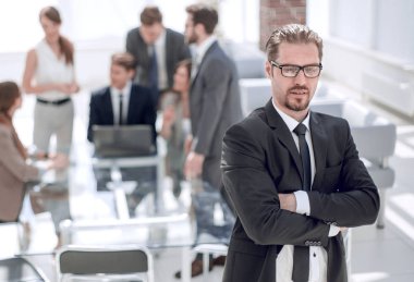 bulanık bir ofis arka plan üzerinde emin iş adamı