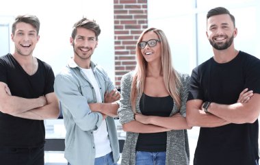 Genç güzel arkadaşlar kızlar ve çocuklar çok etnik şirket ofiste durmak