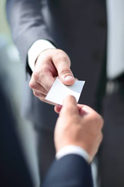 Kapat. İş ortakları kartvizitlerini paylaşıyorlar.