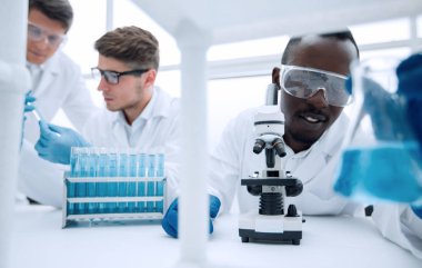 genç bilim adamları ekibinin yapmak kopya alanı ile research.photo