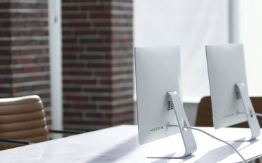 Modern bir ofiste masa