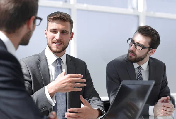 Up.business team bespreken van ideeën tijdens de bijeenkomst te sluiten — Stockfoto