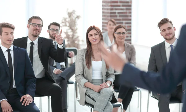 Líder de la gente de negocios dando un discurso en una sala de conferencias — Foto de Stock