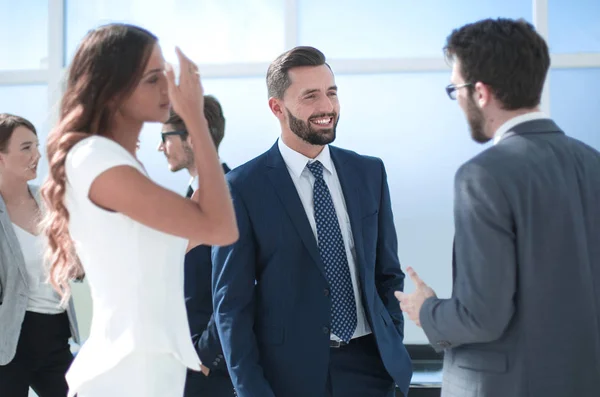 Colleghi di lavoro parlando mentre in piedi in carica — Foto Stock