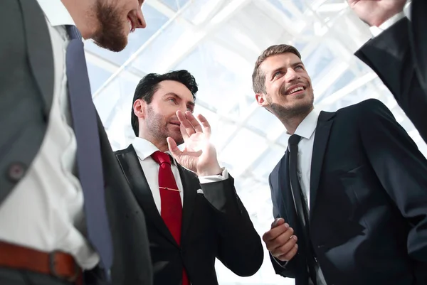 Stäng up.friendly business team stående på kontoret — Stockfoto