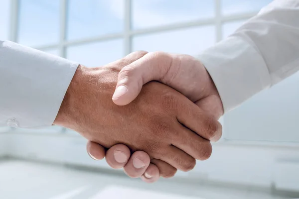 Close up.reliable handshake de pessoas de negócios . — Fotografia de Stock