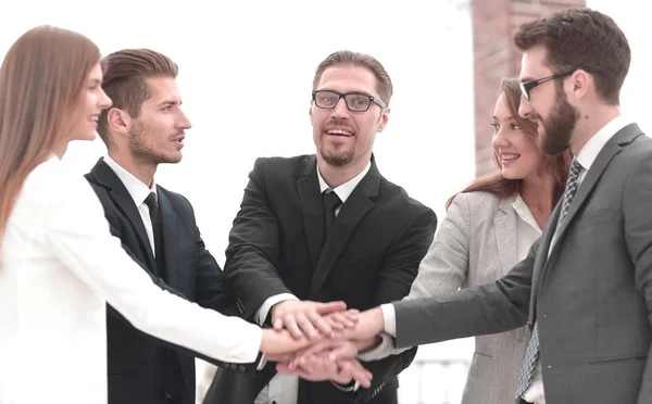 Üzleti csapat bemutató egységét a kezüket együtt — Stock Fotó