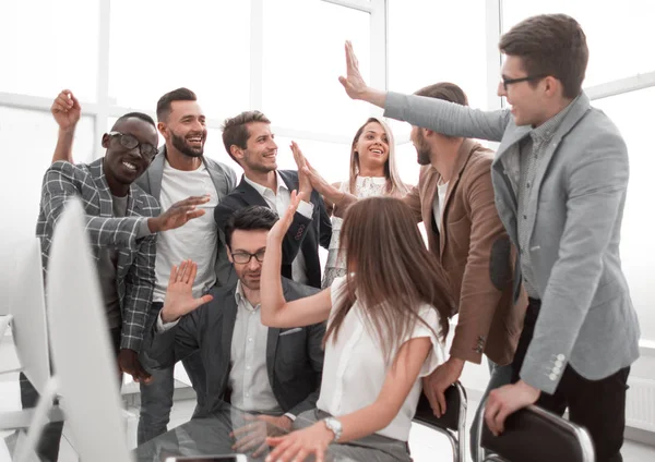 Амбітна бізнес команда святкує успіх в офісі — стокове фото